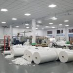 Jednorázový ochranný oděv PP SSS + PE s měkkou rukou o hmotnosti 65 g / m2